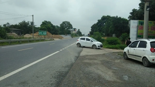 Ô-tô né Trạm thu phí BOT Thái Nguyên - Chợ Mới tại Km72 thuộc xóm Sơn Cẩm, xã Sơn Cẩm, TP Thái Nguyên.