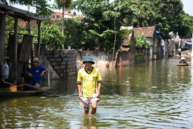 Bảo đảm chăm sóc sức khỏe người dân vùng ngập úng.