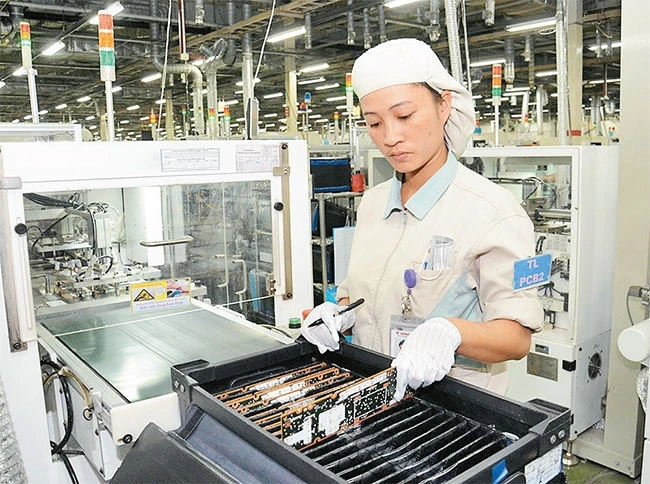 Sản xuất linh kiện điện tử tại Công ty Canon Việt Nam (Khu Công nghiệp Thăng Long). Ảnh: ĐĂNG ANH