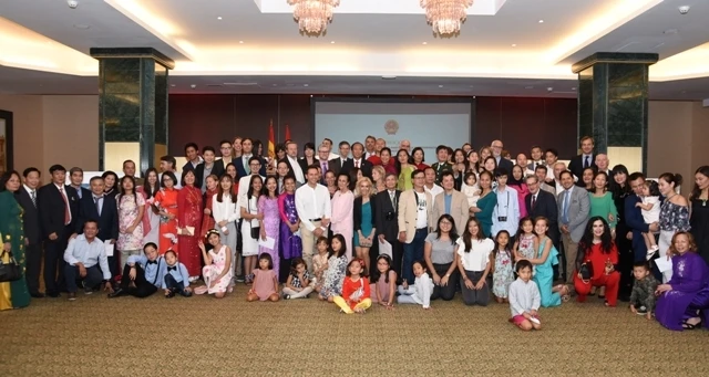 Chia vui tại buổi chiêu đãi do Đại sứ quán Việt Nam tại Tây Ban Nha tổ chức kỷ niệm 42 năm Quốc khánh 2-9.