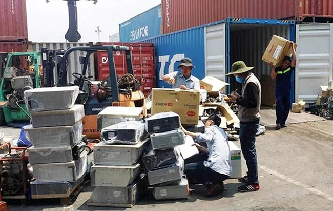 Lực lượng chức năng kiểm tra nhiều lô hàng phế liệu tồn đọng tại cảng Cát Lái (TP Hồ Chí Minh). Ảnh: NGÔ BÌNH