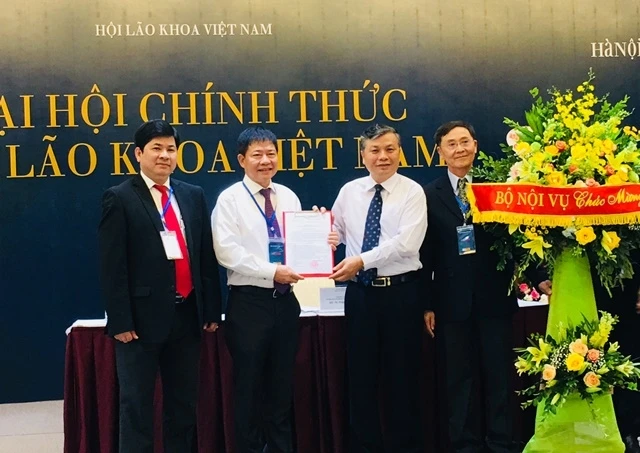 Lãnh đạo Bộ Nội vụ trao quyết định thành lập Hội Lão khoa Việt Nam