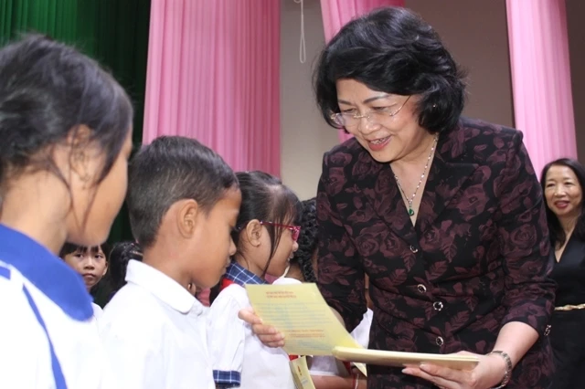 Phó Chủ tịch nước Đặng Thị Ngọc Thịnh trao học bổng cho học sinh nghèo vượt khó tỉnh Sóc Trăng.