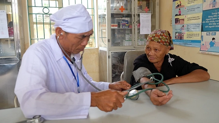 Kiểm tra huyết áp đối với người bệnh tăng huyết áp tại Trạm y tế xã Ðồng Sơn (huyện Hoành Bồ, Quảng Ninh).