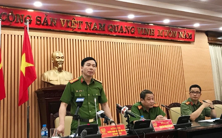 Đại diện Công an TP Hà Nội thông tin về các vụ án trọng điểm tại buổi họp báo.