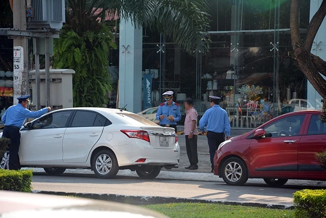 Thanh tra giao thông TP Ðà Nẵng kiểm tra và xử phạt xe Grab.