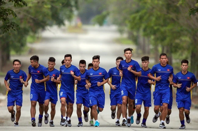 Đội tuyển Ô-lim-pích Việt Nam phải tập ngoài đường, cạnh khách sạn nơi đội bóng đóng quân. Ảnh: PHƯƠNG DŨNG