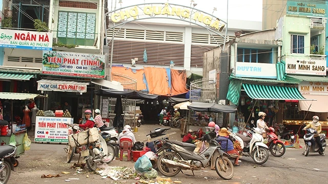 Không những đầy cát bụi mà ngay tại cổng chợ Quảng Ngãi cũng đầy rác thải gây ô nhiễm cả tuyến phố.