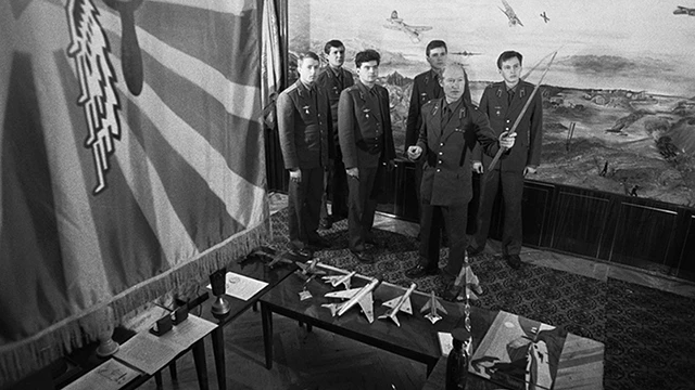 Cán bộ chính trị Nga tổ chức chuyến tham quan bảo tàng cho các phi công trẻ năm 1988. Ảnh: TASS