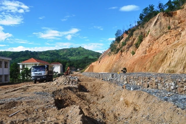 Thi công gia cố kè sạt lở núi khu trung tâm hành chính, nhà công vụ huyện Sơn Tây (tỉnh Quảng Ngãi).