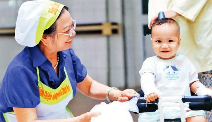  Bà Vũ Thị Thoa trao suất ăn từ thiện cho bệnh nhi tại Viện Bỏng quốc gia.