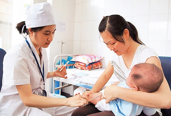 Tiêm phòng bệnh sởi cho trẻ em tại Trung tâm y tế dự phòng Hà Nội. Ảnh: CÔNG HÙNG