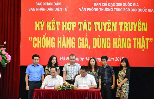 Đồng chí Nguyễn Ngọc Thanh, Trưởng Ban Nhân Dân điện tử và đồng chí Đàm Thanh Thế, Chánh Văn phòng thường trực BCĐ 389 Quốc gia ký kết hợp tác tuyên truyền giữa hai đơn vị.