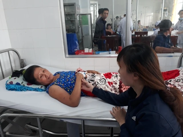 Bà Huỳnh Thị Hương đang điều trị vết ong đốt tại Bệnh viện đa khoa tỉnh Bạc Liêu.