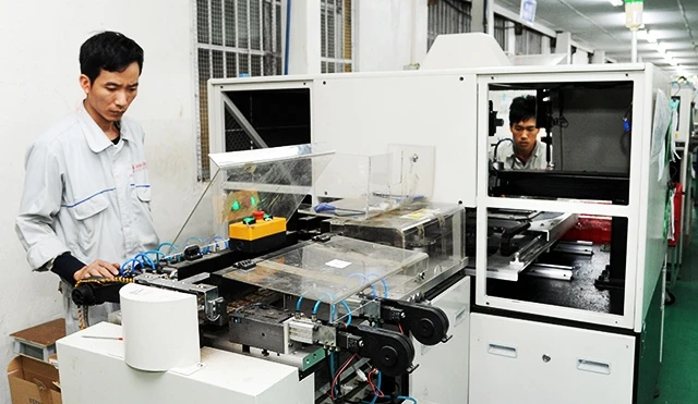 Sản xuất linh kiện điện tử cho bóng đèn LED ở Công ty cổ phần bóng đèn phích nước Rạng Đông (Hà Nội). Ảnh: KHÁNH AN