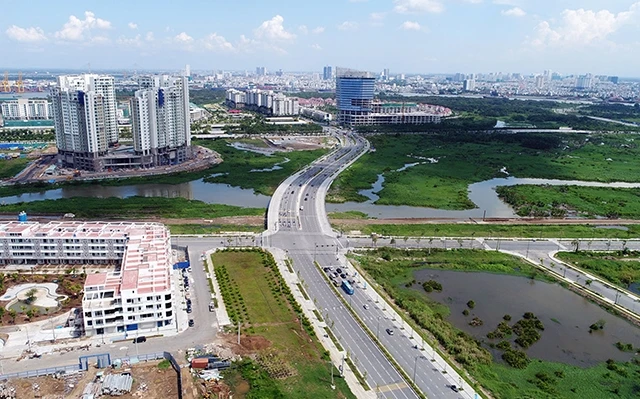 Ðường Nguyễn Cơ Thạch được mở rộng thành 8 làn xe từ chân cầu Thủ Thiêm 1 cắt đại lộ Mai Chí Thọ chạy vào giữa Khu đô thị Sala (TP Hồ Chí Minh). Ảnh: LÊ QUÂN