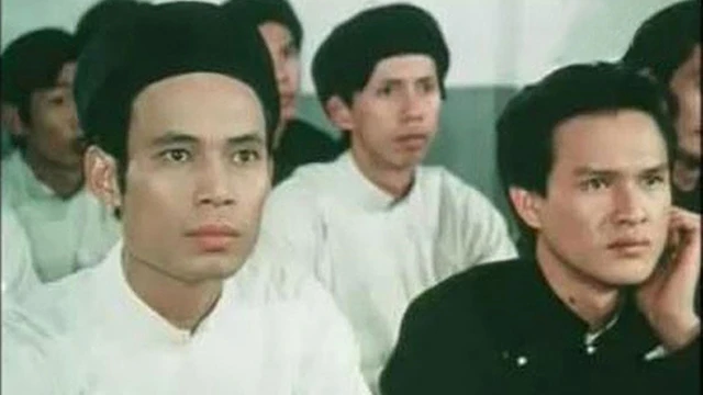 Nghệ sĩ Tiến Hợi (bên trái) thể hiện vai Nguyễn Tất Thành trong phim “Hẹn gặp lại Sài Gòn”.