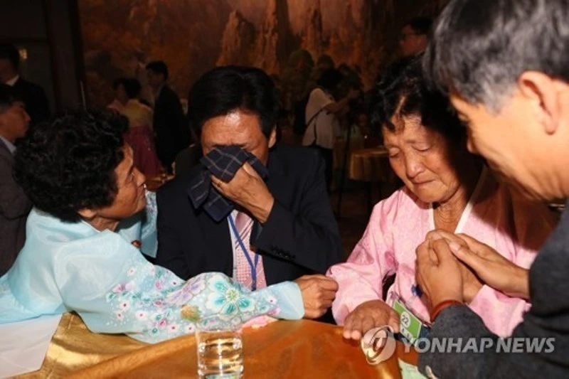 Ông Kim Choon-shik (80 tuổi, thứ hai từ trái sang) không kìm nén được những giọt nước mắt hạnh phúc khi gặp lại em gái Choon-sil (77 tuổi, thứ hai từ phải sang) tại cuộc đoàn tụ diễn ra trên khu nghỉ 