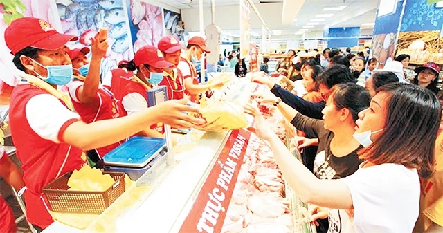 Người tiêu dùng mua thịt heo tại một điểm kinh doanh của Vissan trên địa bàn TP Hồ Chí Minh.