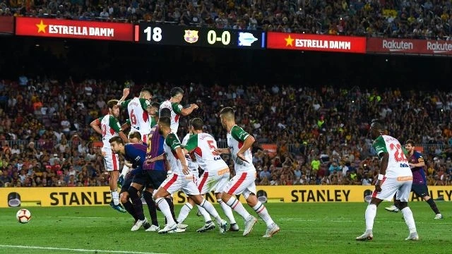 Pha sút phạt dưới chân các cầu thủ Alaves làm rào chắn của Messi đánh dấu cột mốc bàn thắng thứ 6 nghìn Barca đã có được ở La Liga. (Ảnh: Getty Images)