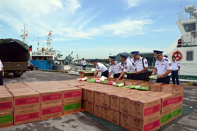 Lực lượng chức năng Bộ Tư lệnh Vùng Cảnh sát biển 1 (Bộ Tư lệnh Cảnh sát biển Việt Nam) bắt giữ xuồng chở 67.500 bao thuốc lá ESSE nhập lậu vào Việt Nam, tại vùng biển Quảng Ninh tháng 8-2018.