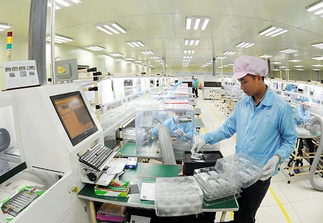 Lắp ráp thiết bị điện tử ở Công ty TNHH Stronics Việt Nam (Khu công nghiệp Ðình Trám, Bắc Giang) có 100% vốn của Hàn Quốc