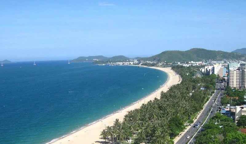 Nhiều năm trở lại đây, Nha Trang trở thành một trong những điểm đến thu hút khách du lịch Việt Nam cũng như quốc tế. Biển Nha Trang có những bãi cát trắng trải dài, nước xanh trong màu ngọc bích.