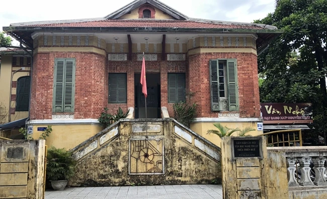Biệt thự có kiến trúc Pháp cổ hiện là trụ sở Liên hiệp các hội văn học nghệ thuật tỉnh Thừa Thiên - Huế.