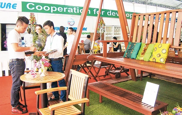 Trưng bày sản phẩm từ gỗ tại Hội chợ quốc tế đồ gỗ và mỹ nghệ xuất khẩu Việt Nam (VIFA EXPO 2018) do Sở Công thương và Hội Mỹ nghệ và Chế biến gỗ (HAWA) tổ chức. Ảnh: PHƯƠNG VY