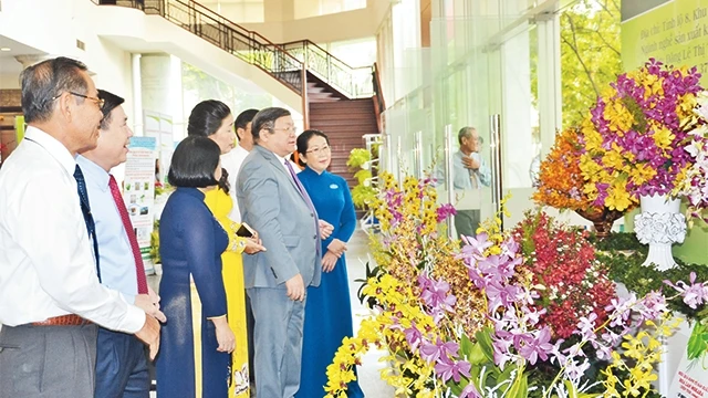 Ðại biểu tham quan sản phẩm hoa lan của HTX Huyền Thoại, huyện Củ Chi tại Ðại hội đại biểu Hội Nông dân thành phố lần thứ X, nhiệm kỳ 2018 - 2023.