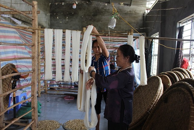 Bí mật của nghệ nhân dệt lụa tơ sen đầu tiên tại Việt Nam và hơn nửa thế kỷ giữ lửa đam mê