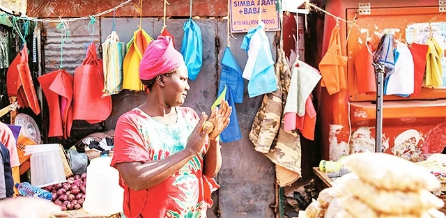 Ảnh trong bài: Túi bằng nguyên liệu thân thiện môi trường từng bước thay thế túi nhựa ở Kenya.