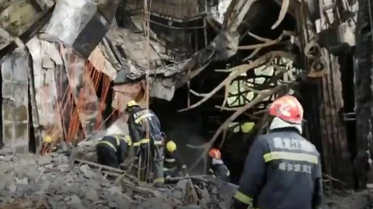 Công tác cứu nạn đang diễn ra khẩn trương tại hiện trường đám cháy. (Nguồn: CCTV/Channelnewsasia)