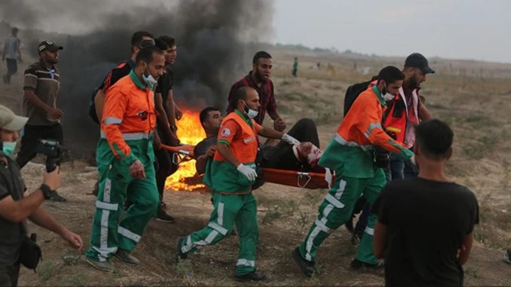 Người Palestine bị thương trong cuộc đụng độ với binh sĩ Israel. Ảnh PALESTINE NEWS TODAY