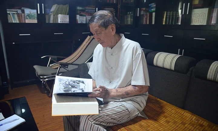 Nhạc sĩ Phạm Tuyên vẫn duy trì thói quen đọc sách mỗi ngày.
