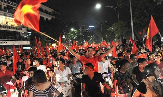 Người hâm mộ tại Thủ đô Hà Nội mừng chiến thắng của đội tuyển bóng đá Ô-lim-pích Việt Nam. Ảnh: TRUNG PHONG