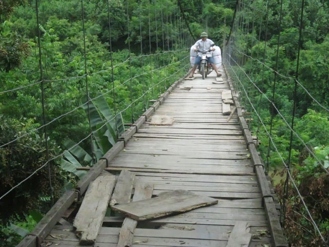 Cầu treo Quảng Chu, huyện Chợ Mới xuống cấp nặng.