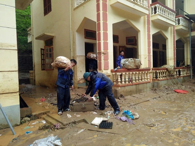 Các thầy cô giáo Trường tiểu học, THCS Nà Ớt, huyện Mai Sơn (Sơn La) khắc phục hậu quả sau lũ quét, úng ngập.
