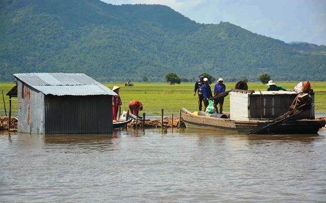 Áp lực nước bên ngoài rất cao, uy hiếp cánh đồng lúa thu đông sắp thu hoạch của huyện Tri Tôn.
