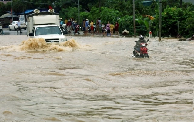 QL6 ngập gây ách tắc giao thông khu vực Nhà máy đường ở xã Cò Nòi, huyện Mai Sơn.