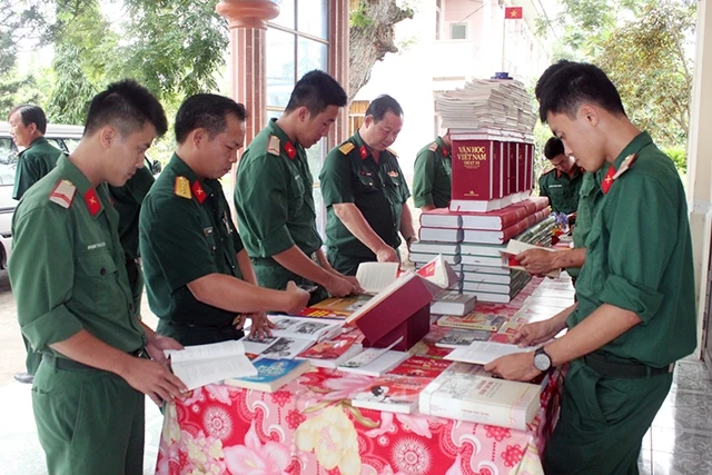 Cán bộ, chiến sĩ huyện Châu Thành, tỉnh Bến Tre tham quan triển lãm sách kỷ niệm 73 năm Cách mạng Tháng Tám và Quốc khánh 2-9. Ảnh: ĐẶNG THẠCH