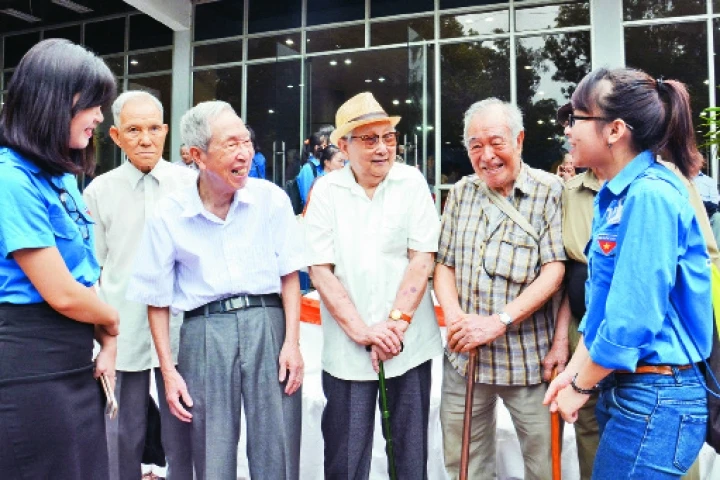 Ông Lê Đức Vân (người thứ ba từ trái sang) và các thành viên Đoàn Thanh niên Cứu quốc Thành Hoàng Diệu năm xưa tại buổi gặp mặt truyền thống. Ảnh: DUY LINH