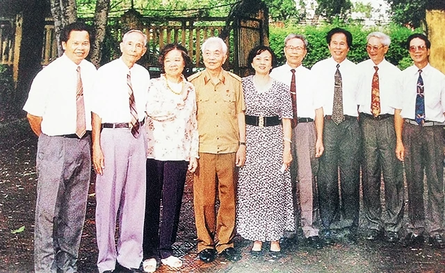 Đại gia đình ông Hoàng Thúc Cẩn chụp hình với Đại tướng Võ Nguyên Giáp và phu nhân.