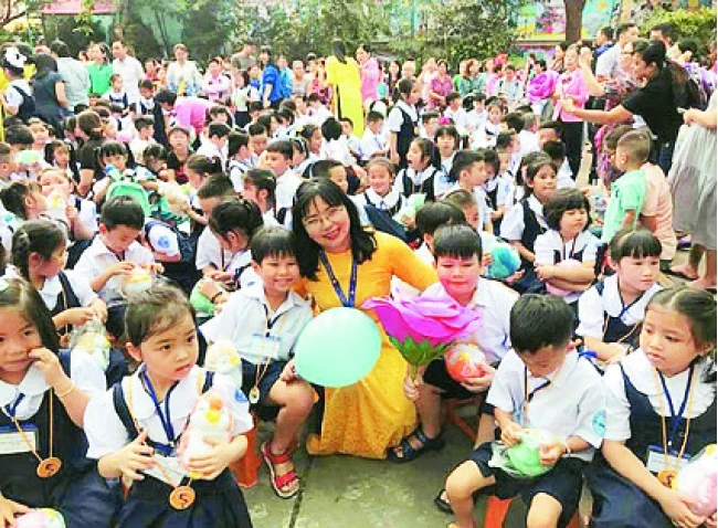 Cô và trò Trường tiểu học Nguyễn Minh Chiếu (quận Tân Bình) trong ngày tựu trường.