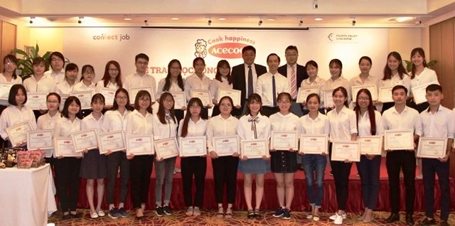 Trao học bổng Acecook Việt Nam cho 33 sinh viên tại Hà Nội sáng 31-8.