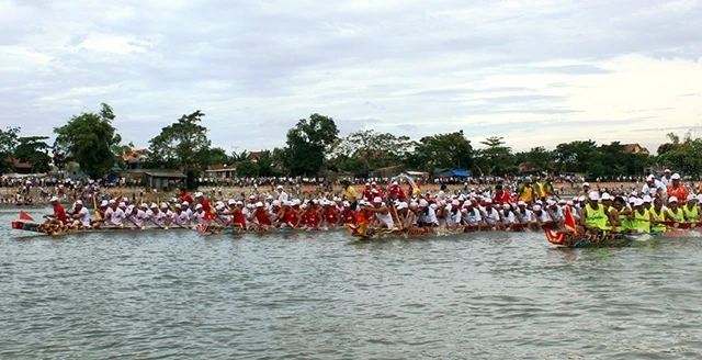  Ðua thuyền trên sông Kiến Giang.