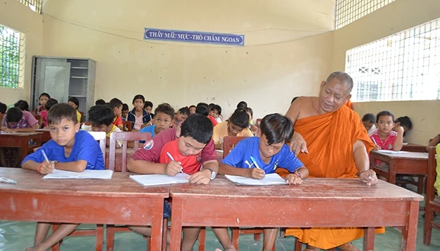 Thượng tọa ân cần dạy các em học sinh học ngôn ngữ Khmer.