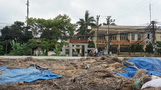Thiếu quy hoạch nên làng nghề Ninh Vân (Ninh Bình) bị ô nhiễm nặng nề. Rác thải làng nghề bị ùn ứ ngay trước cửa trụ sở UBND xã Quảng Phú Cầu (Ứng Hòa, Hà Nội).