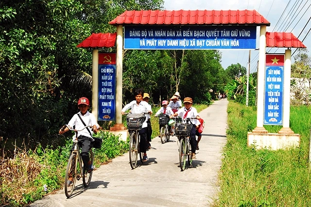 Nhiều đường nông thôn mới ở xã Biển Bạch, huyện Thới Bình tạo thuận lợi cho việc đi lại của người dân.