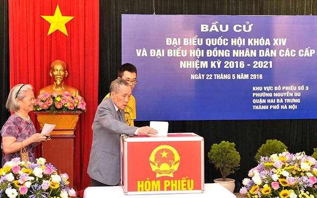 Cử tri phường Nguyễn Du, quận Hai Bà Trưng (Hà Nội) bỏ phiếu bầu cử đại biểu Quốc hội khóa XIV và đại biểu Hội đồng nhân dân các cấp nhiệm kỳ 2016-2021. Ảnh: ĐĂNG KHOA